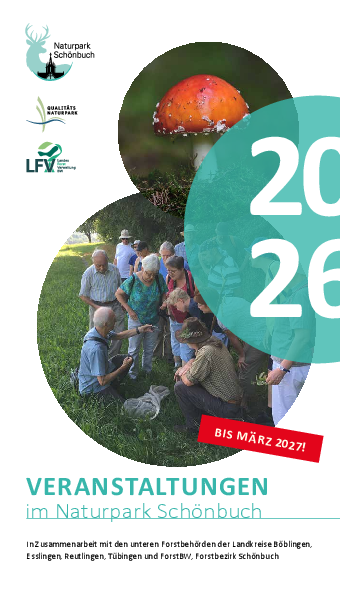 Titelblatt des Veranstaltungskalenders 2026. Auf einem großen Bild ist eine Gruppe Leute bei einer Schmetterlingsführung zu sehen, auf einem kleinen ein Fliegenpilz.